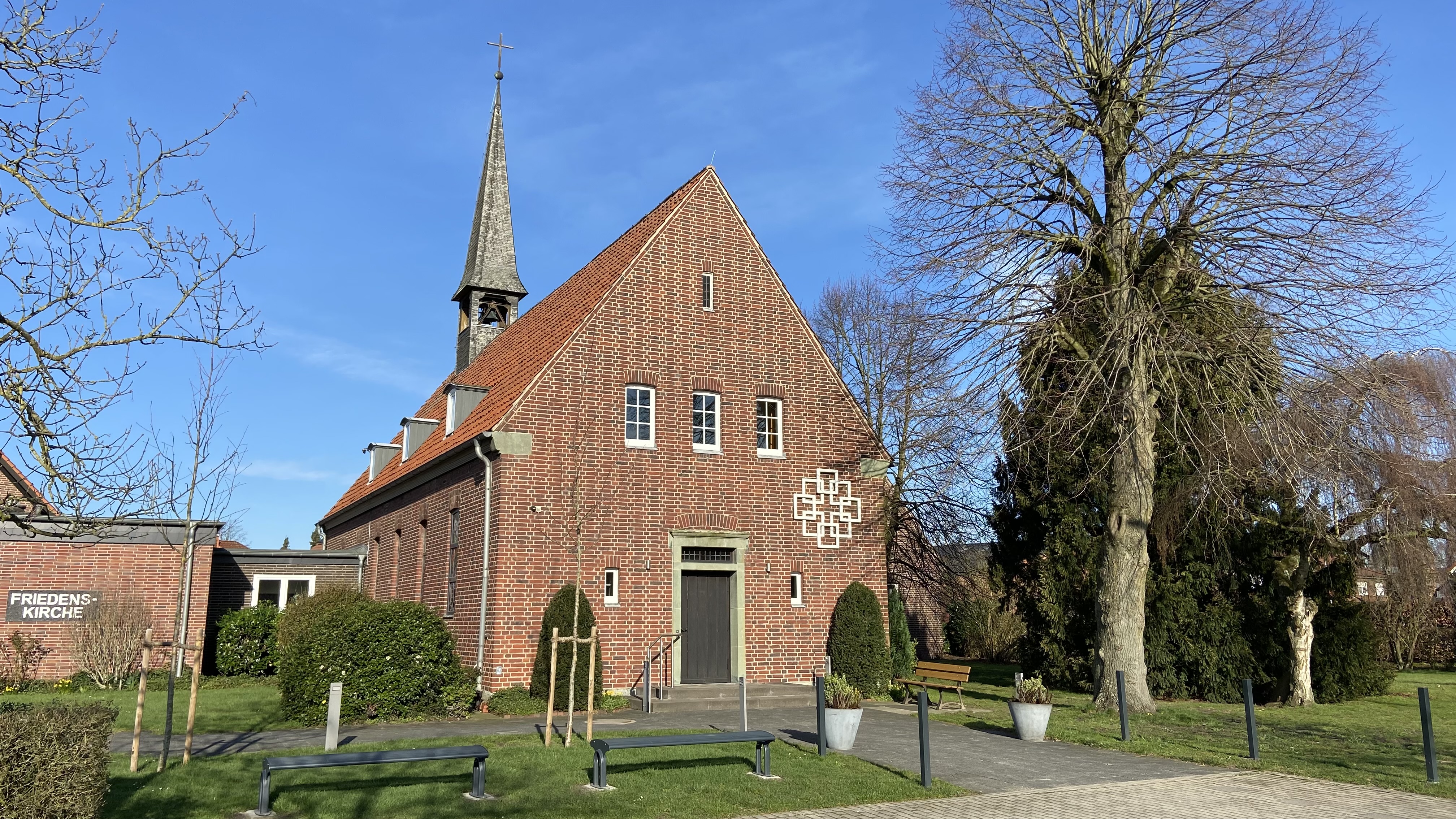 Neue Bänke an der Friedenskirche